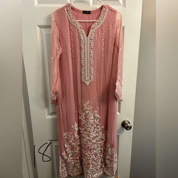 Agha Noor Pakistani 3pc suit baby pink with floral embroidery - Picture 3 of 4